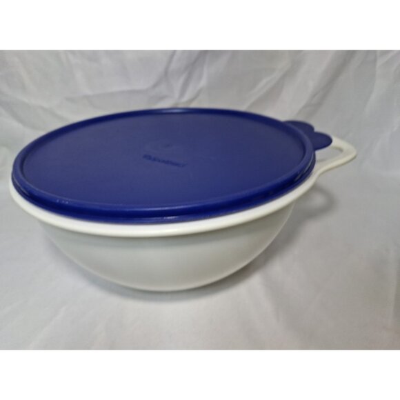 Vintage Tupperware 12 Cup White Thatsa Bowl #2677 with Blue Butterfly Lid 2515 - Picture 1 of 9